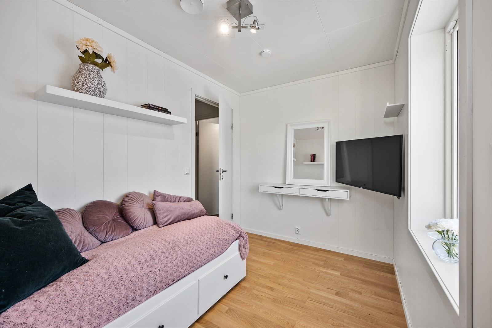 Det andre soverommet egner seg godt som barnerom, gjesterom eller kontor. Galleribilde