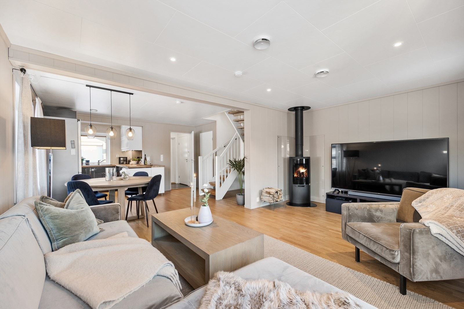 Veggene er malt i delikate farger og på gulvet er det lagt parkett. Galleribilde