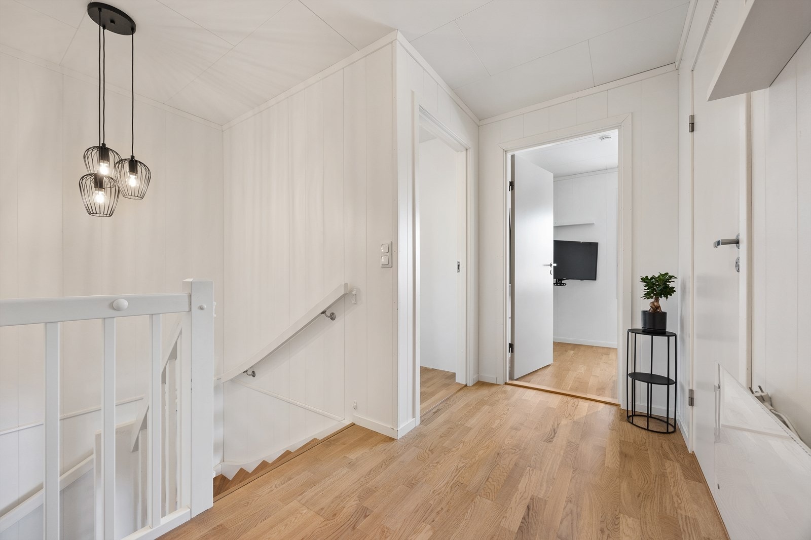 I 2. etasje har boligen en gang, bod, bad og tre soverom. Galleribilde