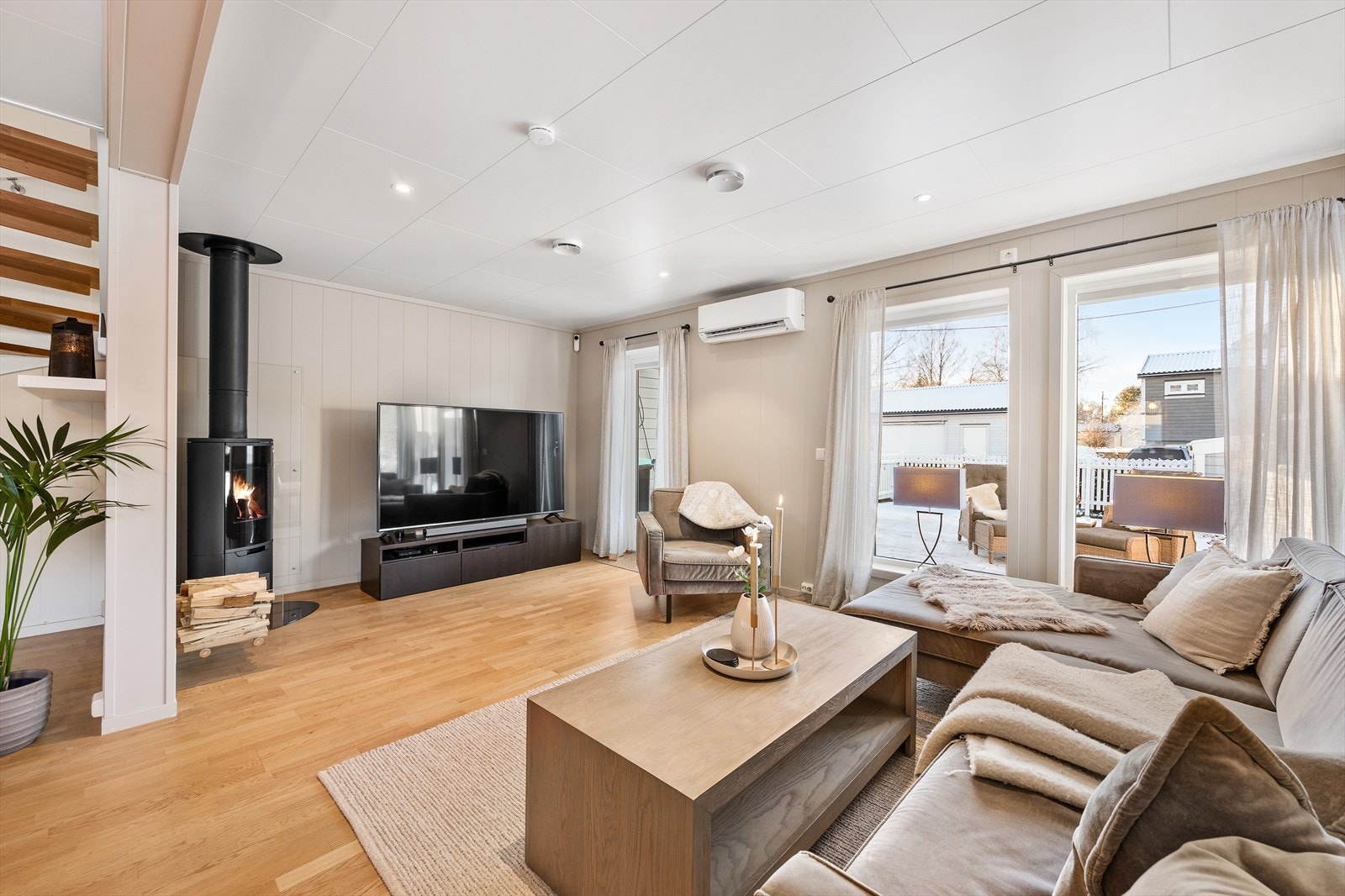 Stuen er et lyst og luftig rom med god plass til både sittegruppe og spisebord. Galleribilde