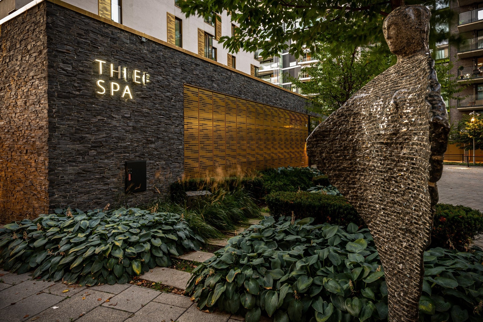 En heistur og en liten spasertur fra sameiets eksklusive inngangsparti, tilbys Thief Spa, sjøbad og badestrand, samt kajakkhotell og båthavn. Galleribilde