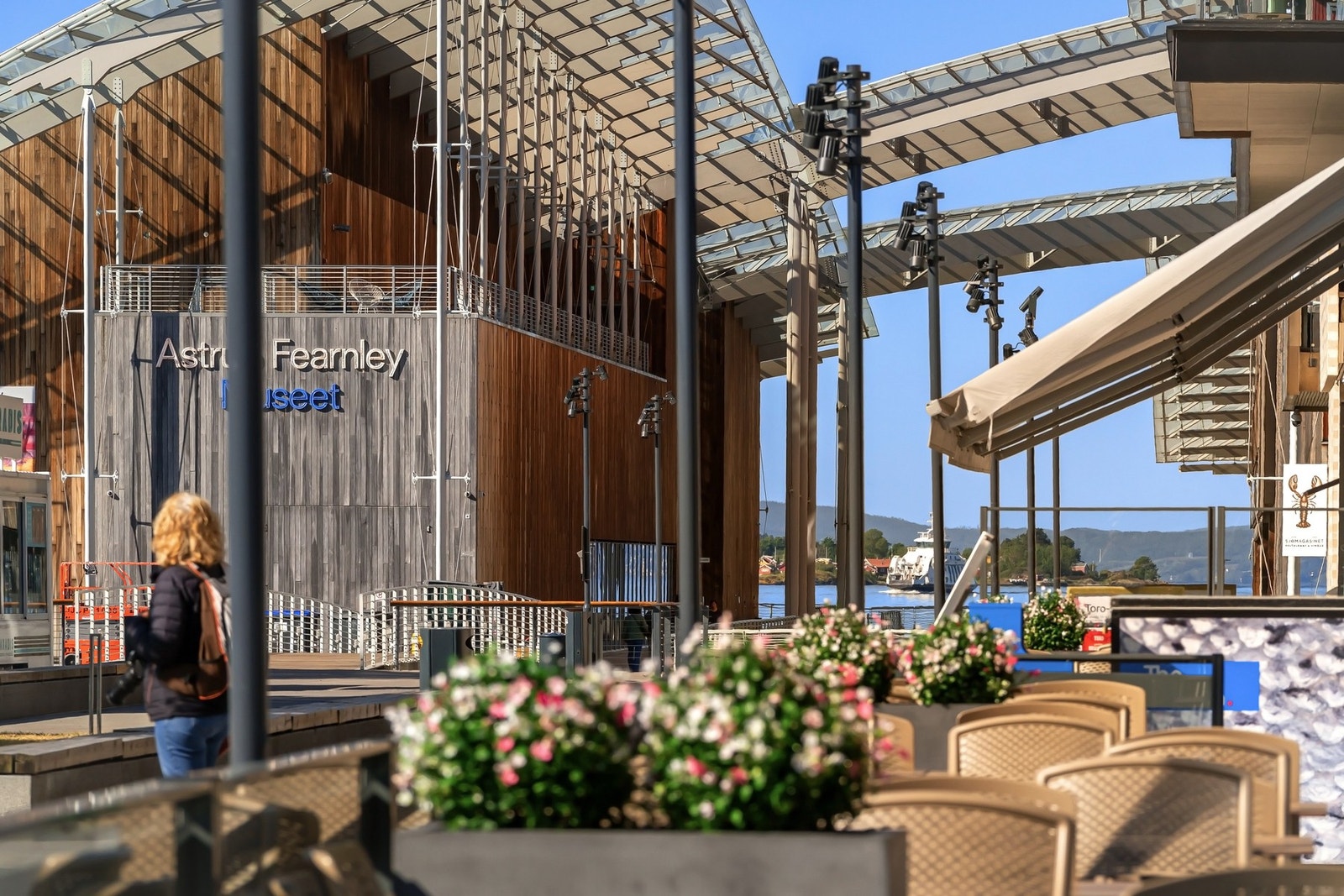 Enten man nyter en kaffe på brygga, en deilig 3-retters på restaurant, tar et bad i sjøen eller utforsker moderne kunst, er alt kun en heistur eller spasertur unna. Galleribilde