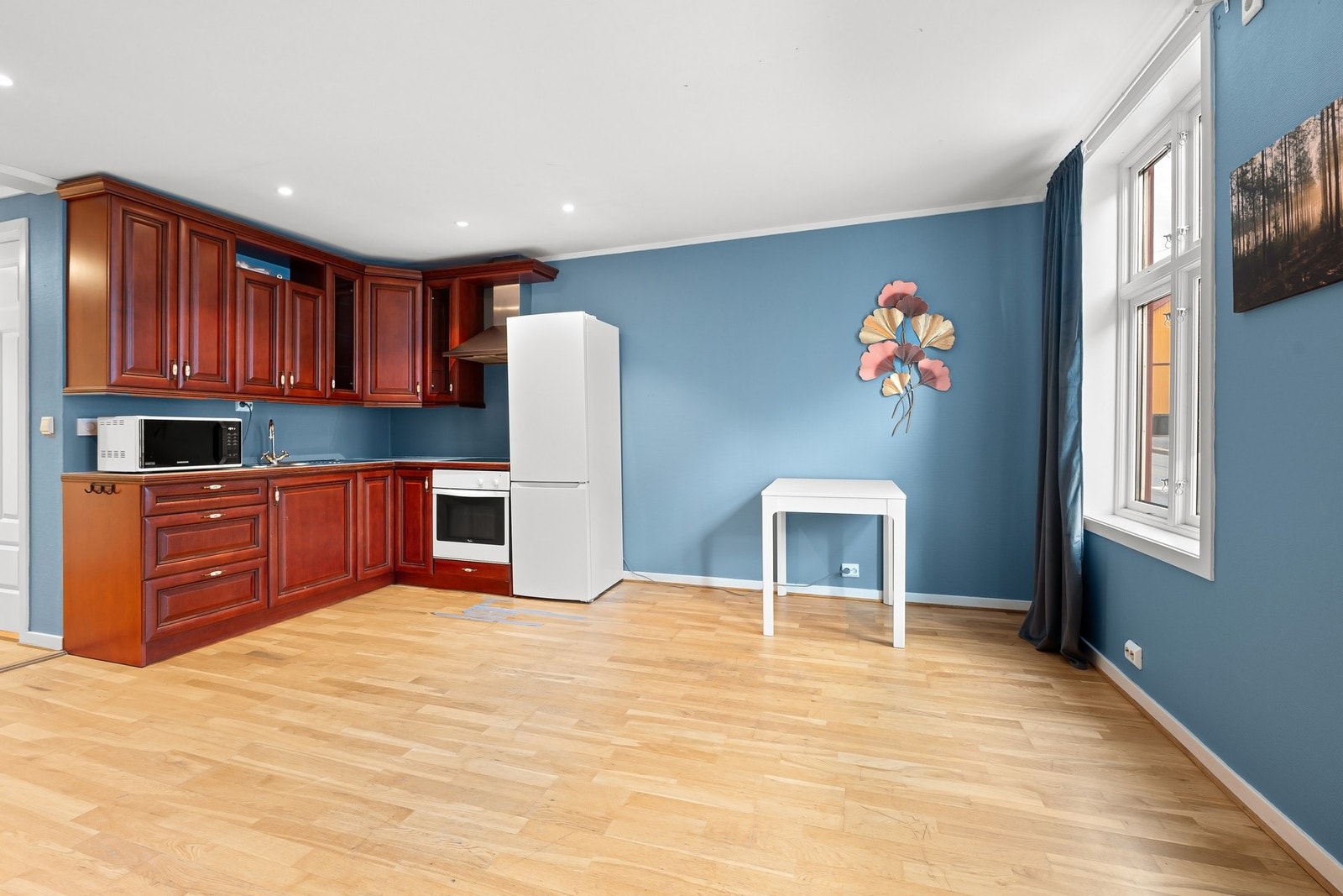 Det er plass både spisebord og sofagruppe. Galleribilde