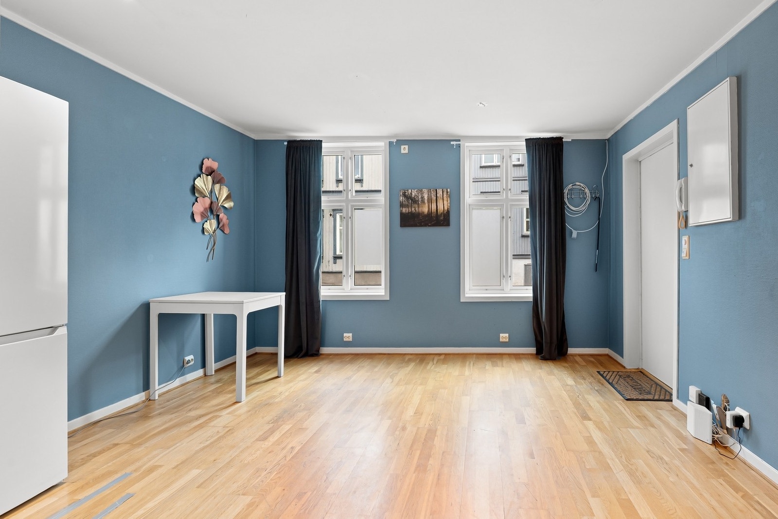 De store vinduene sikrer godt med naturlig lys. Galleribilde