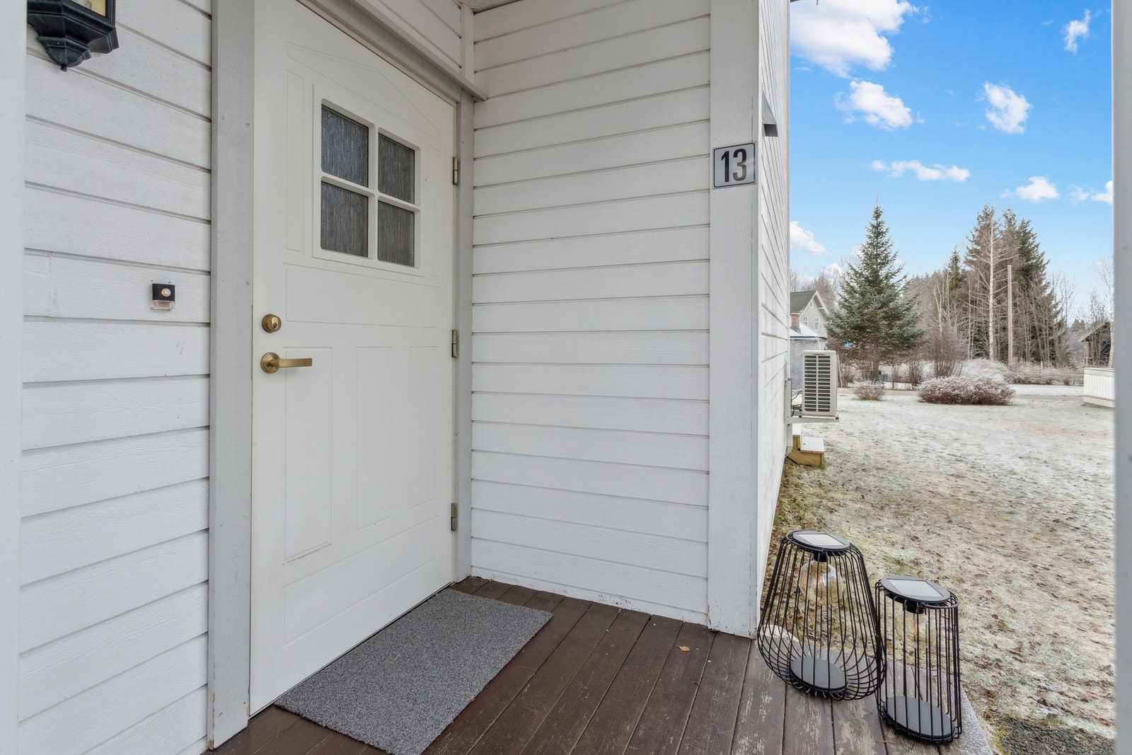 Inngangspartiet er delvis overbygget og leder inn i en lys entré. Galleribilde