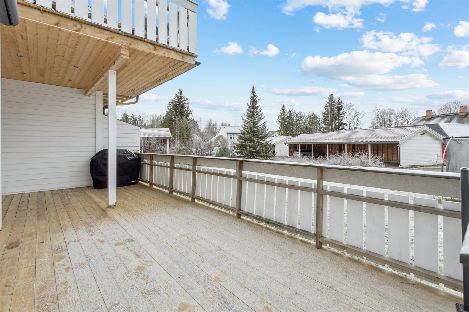 Terrassebordene ble skiftet i 2025, noe som gir uteplassen et pent og vedlikeholdt preg. Galleribilde