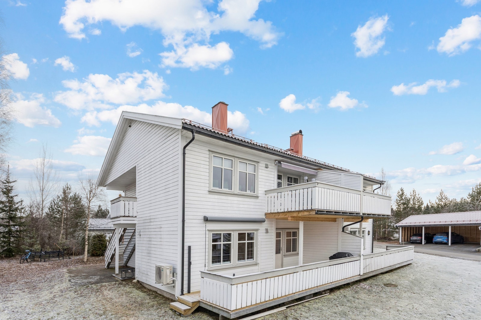 Leiligheten disponerer en privat bod på 5 m² med innlagt strøm i felles uthus. Galleribilde