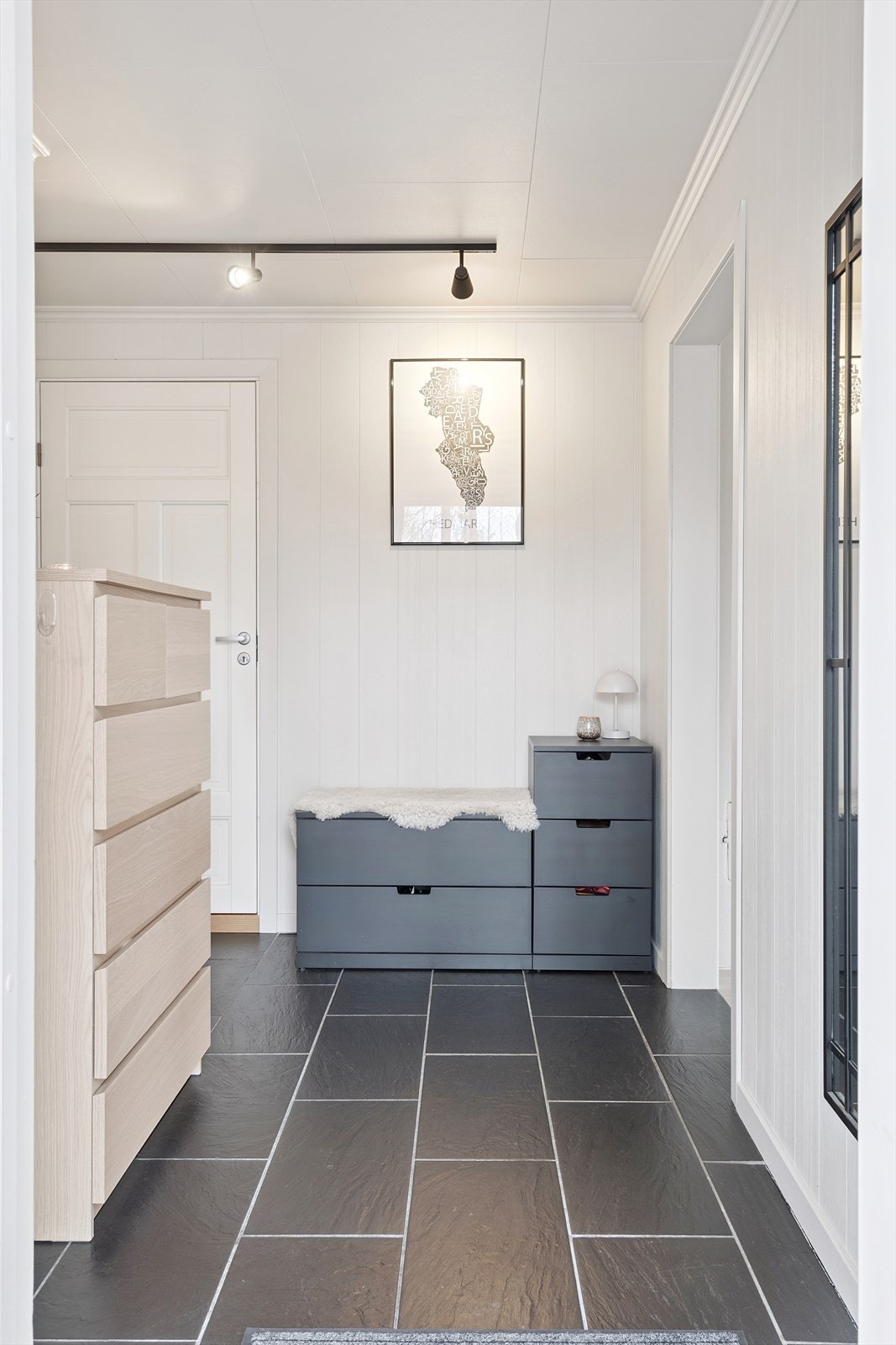 Gangen er lys og innbydende med god plass til oppbevaring av yttertøy. Galleribilde
