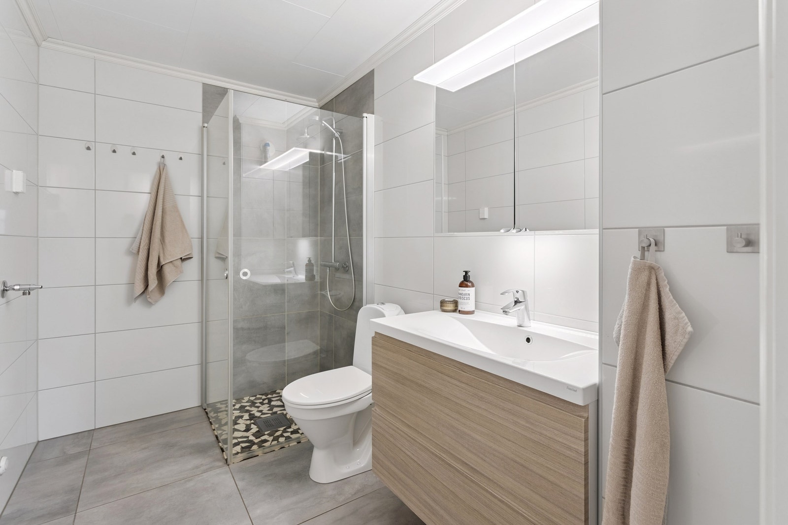 Her er det elektrisk gulvvarme for komfort, samt et dusjhjørne med nedsenket gulv. Galleribilde