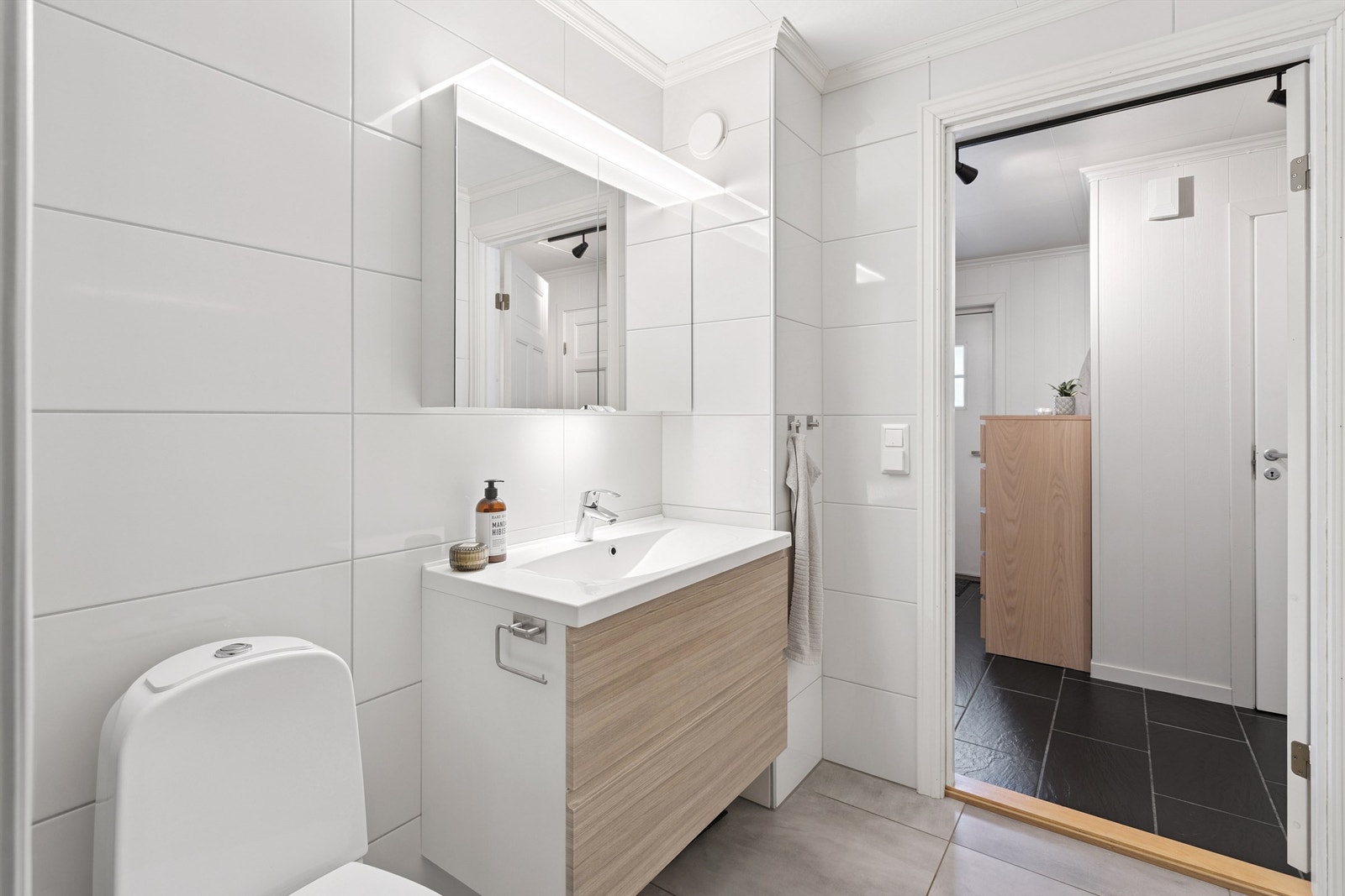 Baderommet ble oppgradert i 2016 og har flislagte overflater. Galleribilde