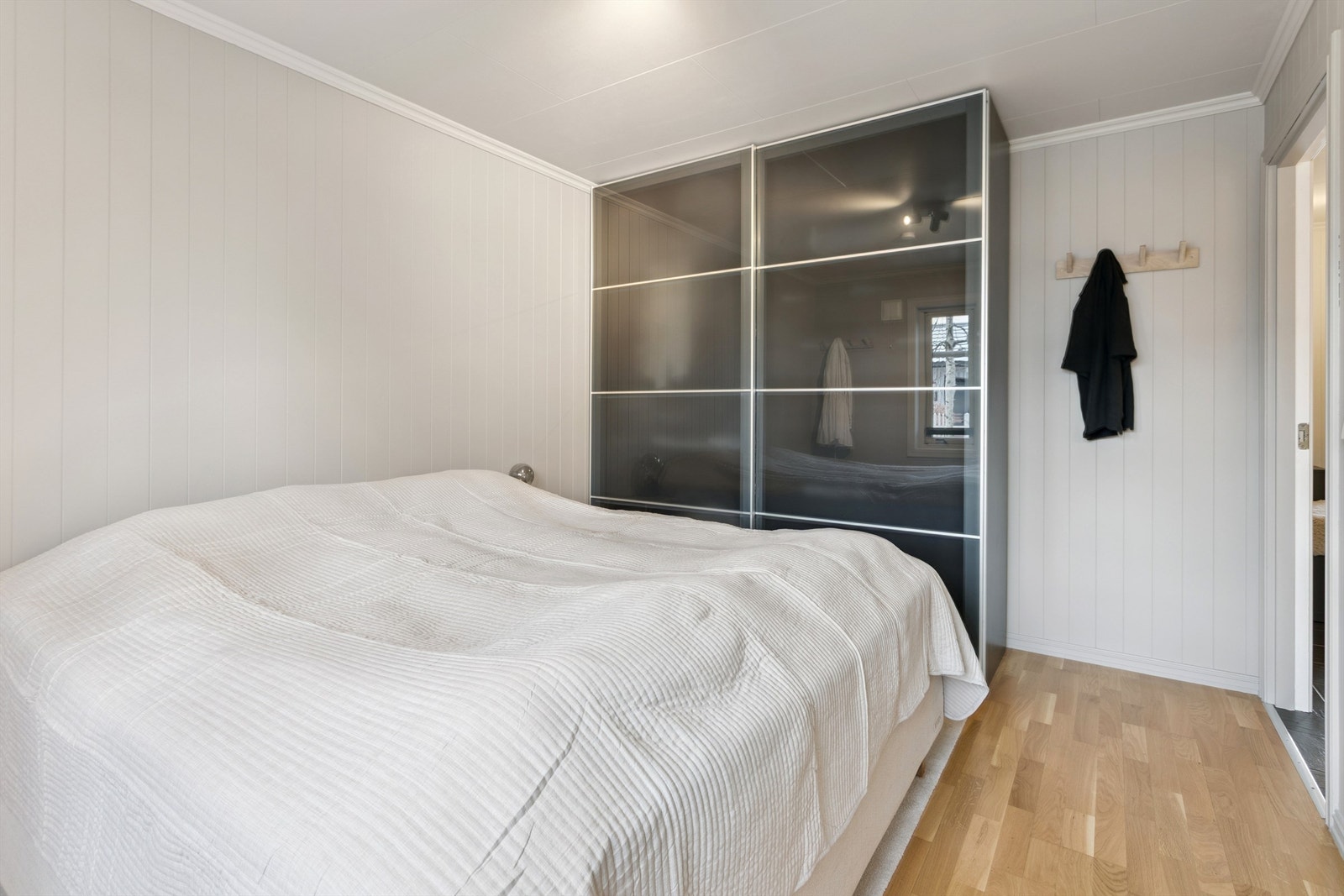 Hovedsoverommet har god plass til både dobbeltseng og garderobeløsning. Galleribilde