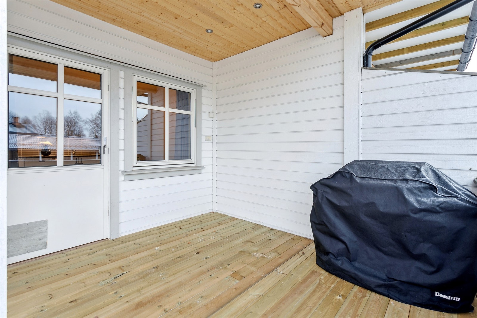 Den store terrassen er delvis overbygget, med innfelte spotter i himlingen. Galleribilde