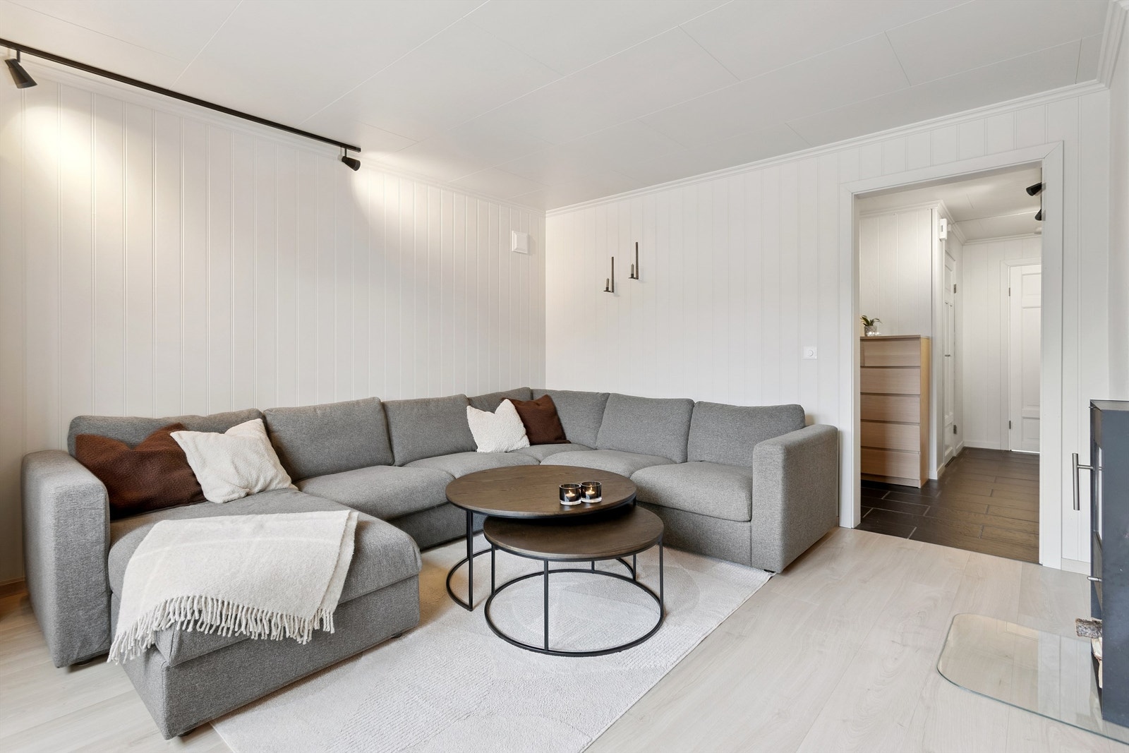 Den delvis åpne løsningen mellom stue og kjøkken skaper en sosial og luftig romfølelse. Galleribilde