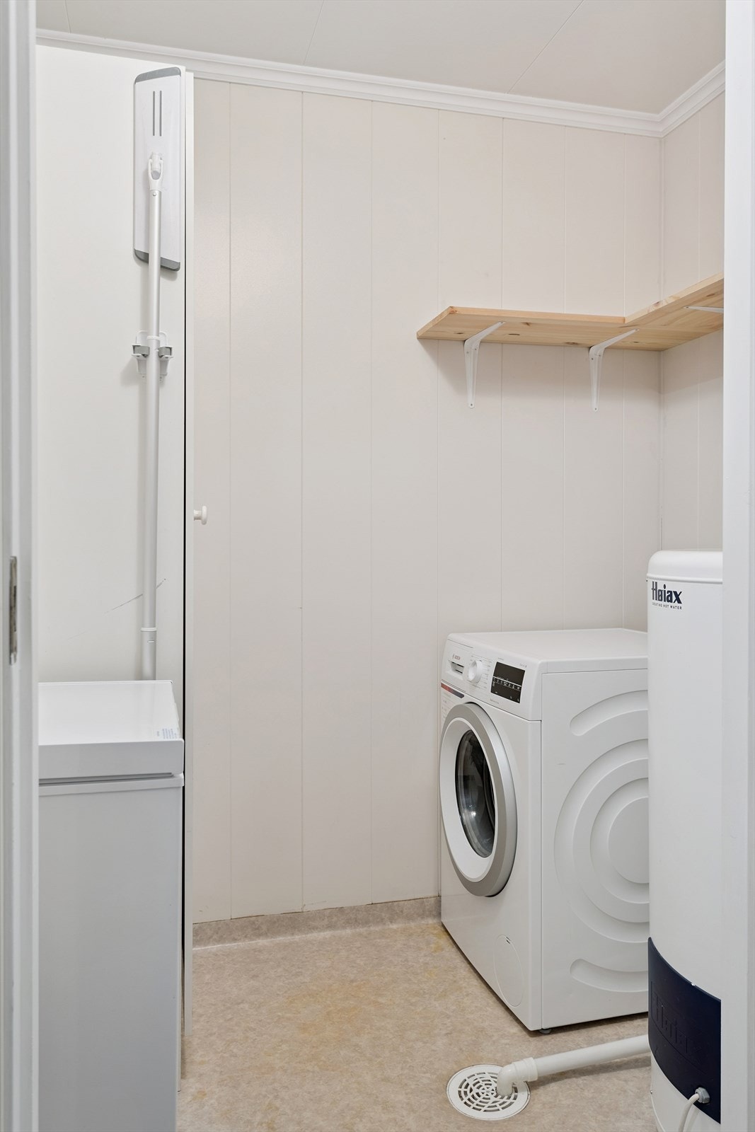 Praktisk, separat vaskerom med opplegg for vaskemaskin og tekniske installasjoner. Galleribilde