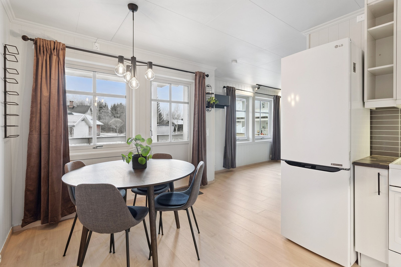 I tilknytning til kjøkkenet er det god plass til en spiseplass. Galleribilde