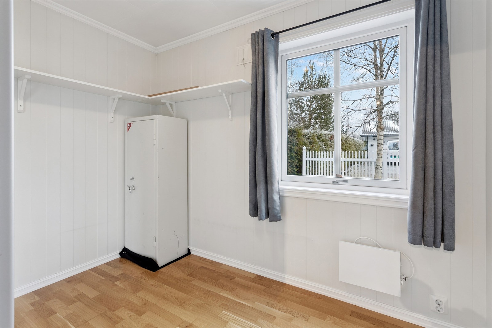 Rommet har plass til seng og oppbevaring, og kan enkelt tilpasses etter behov. Galleribilde