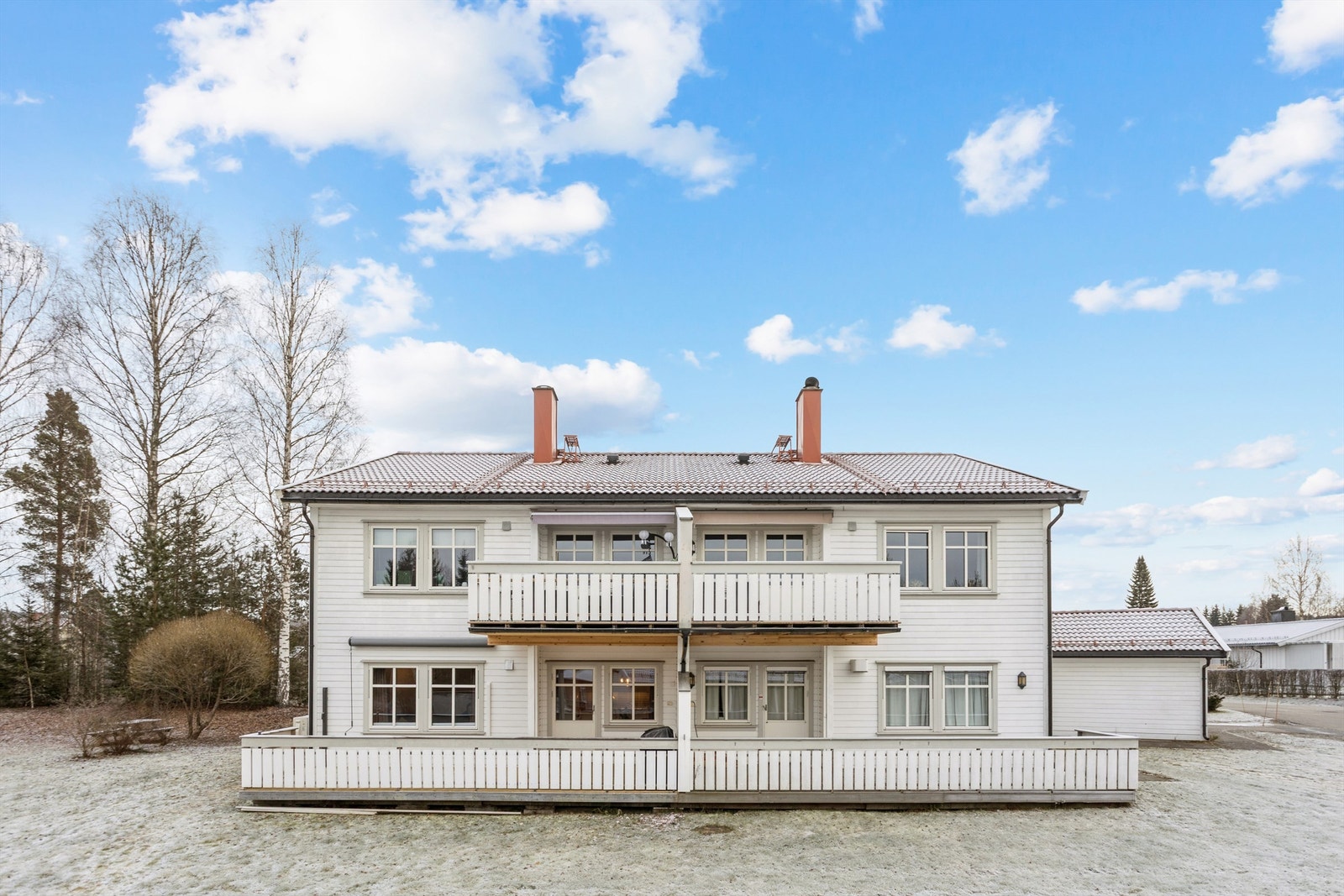 Eiendommen ligger i et stille og rolig boligområde ca 1 km sør for bysentrum. Galleribilde