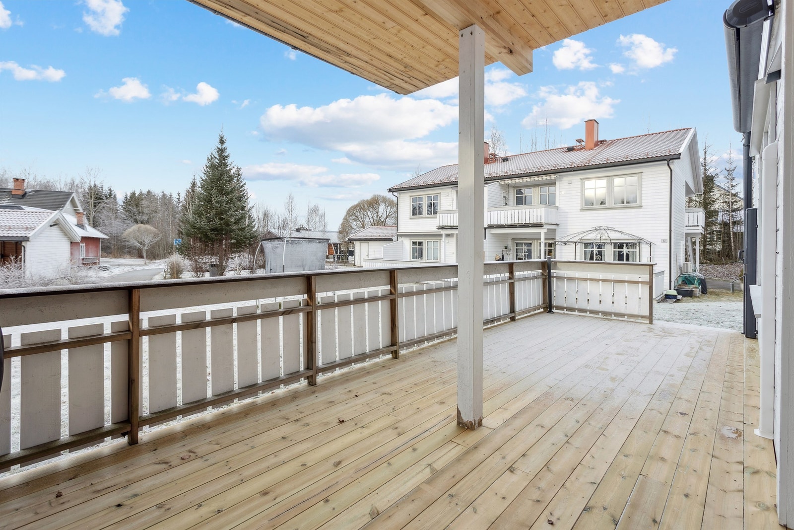 Stor, vestvendt terrasse på 20 m² med gode solforhold på ettermiddagen. Galleribilde