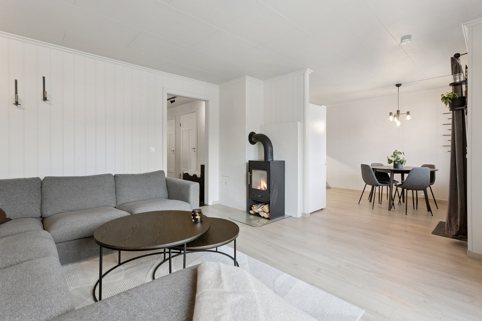 En vedovn i stuen gir supplerende varme og en hyggelig atmosfære. Galleribilde