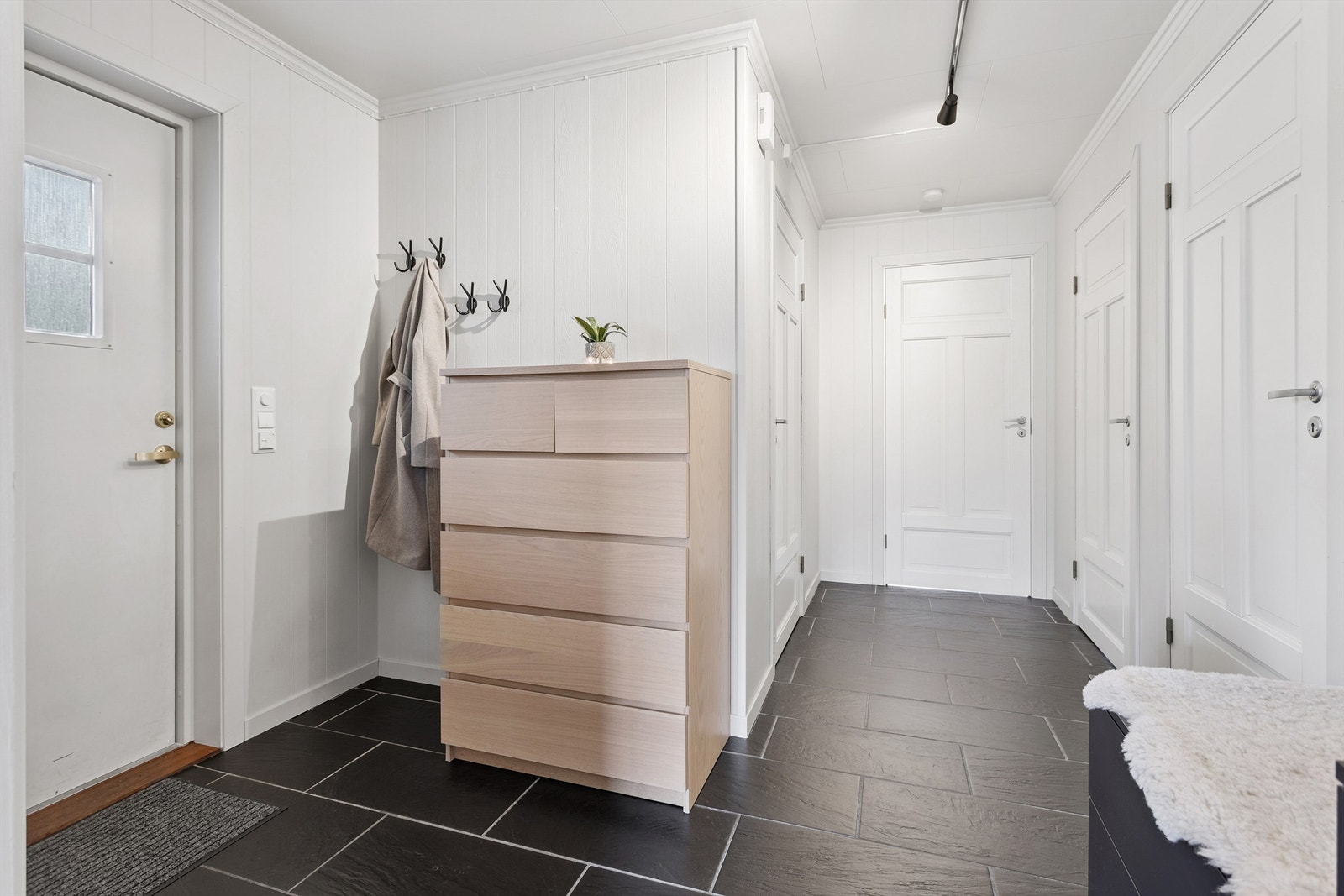 Fra gangen er det tilgang til leilighetens øvrige rom. Galleribilde