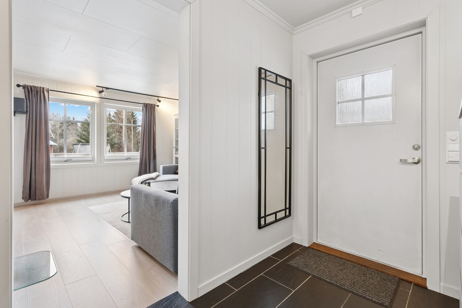 Entréen har elektrisk gulvvarme, som gir en lun og behagelig velkomst. Galleribilde