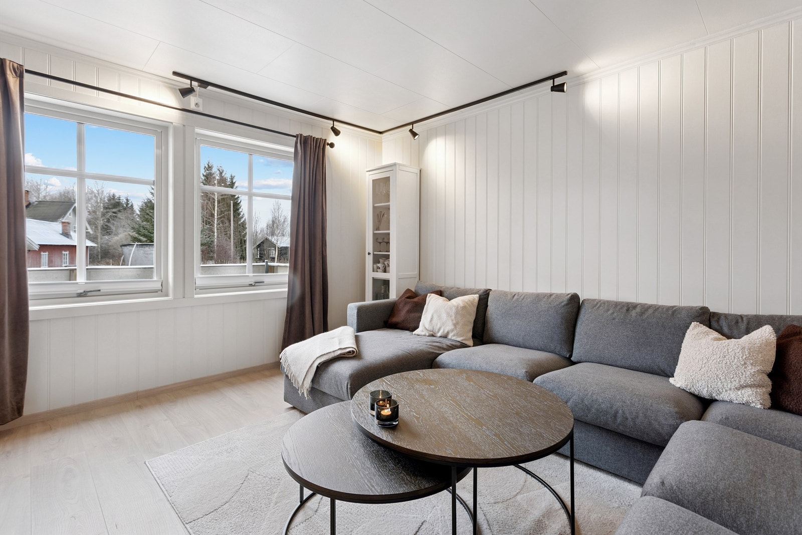 Stuen har nylig fått nytt laminatgulv og nymalte veggflater i 2025. Galleribilde