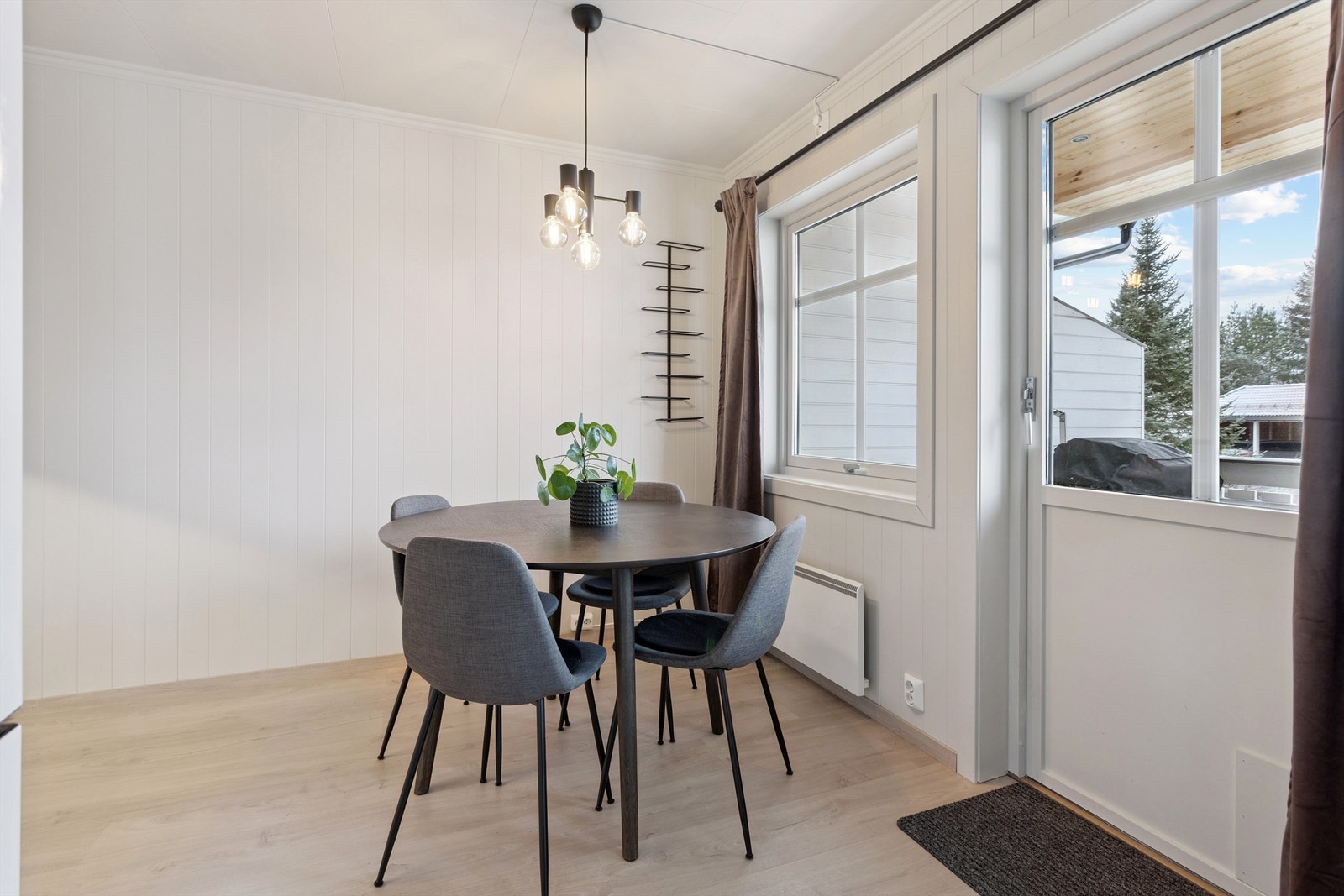 Fra spiseplassen er det direkte utgang til den vestvendte terrassen. Galleribilde