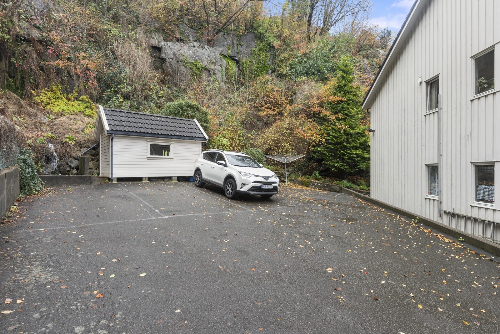 Borettslaget disponerer noen parkeringsplasser. Galleribilde