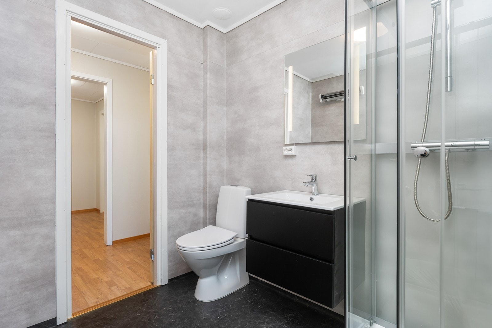 På badet er det opplegg for vaskemaskin. Galleribilde