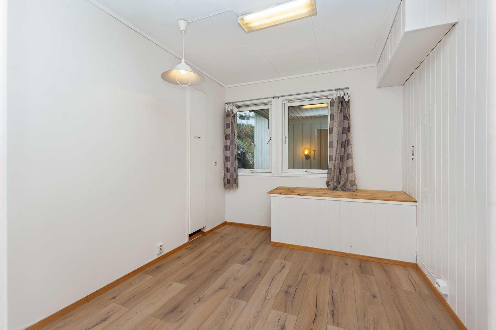 Soverom 2. Rommet var tidligere kjøkken, så kassen skjuler en varmtvannsbereder og brannslange. Galleribilde