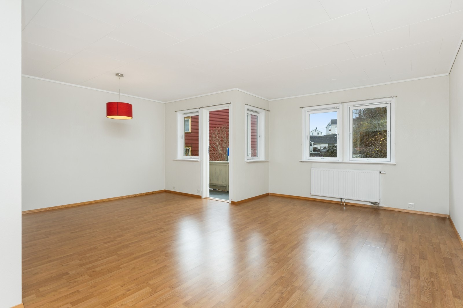 Romslig stue med utgang til balkong. Galleribilde