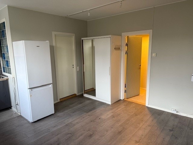 Kjøleskap, skap, utgang korridor Galleribilde