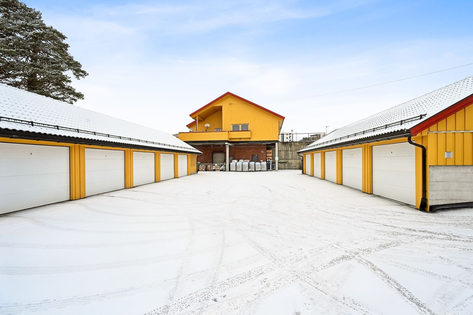 Garasjeanlegg/fasade Galleribilde