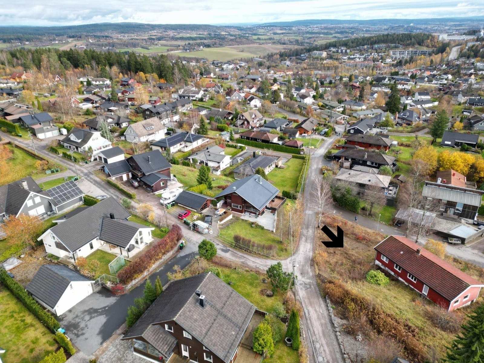 Det er gangavstand til buss, skole, barnehager og flere butikker. Galleribilde