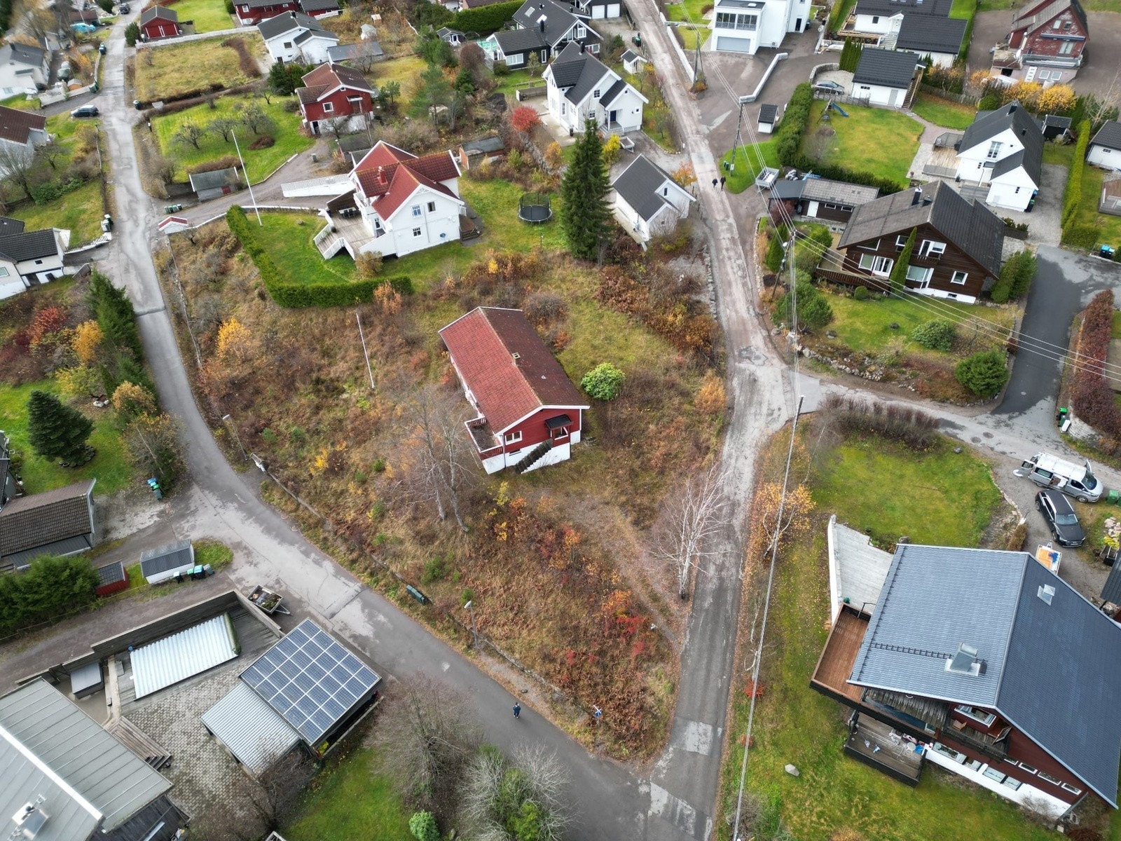 Her får du en eldre enebolig på en solrik hjørnetomt på hele 1 626 kvm med stort potensial. Galleribilde