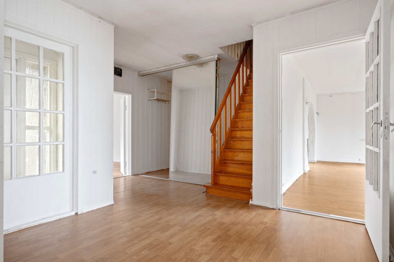 Fra entréen kommer du inn til en romslig og lys gang som binder rommene fint sammen. Galleribilde