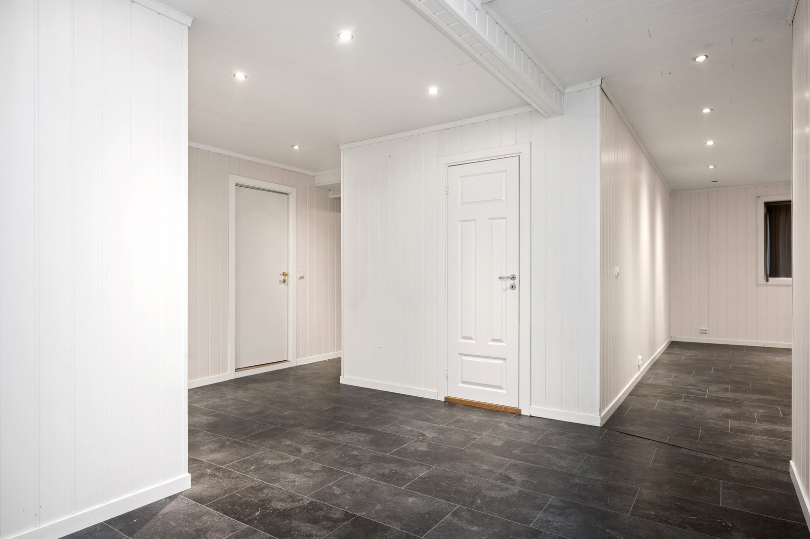 Videre kommer du inn til en gang av god størrelse. Galleribilde