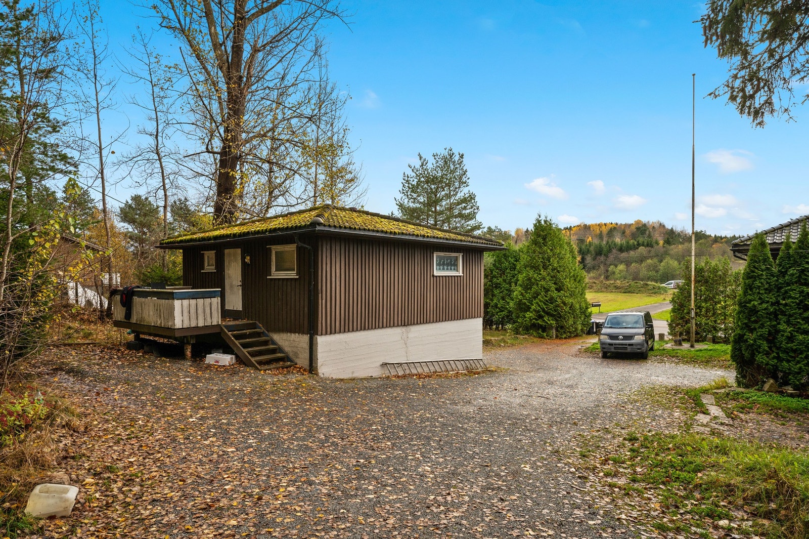 Garasjen er ulovlig innredet med separat boenhet i 1. etg. Vann- og avløp er ulovlig innlagt/etablert. Tiltak må påregnes. Galleribilde