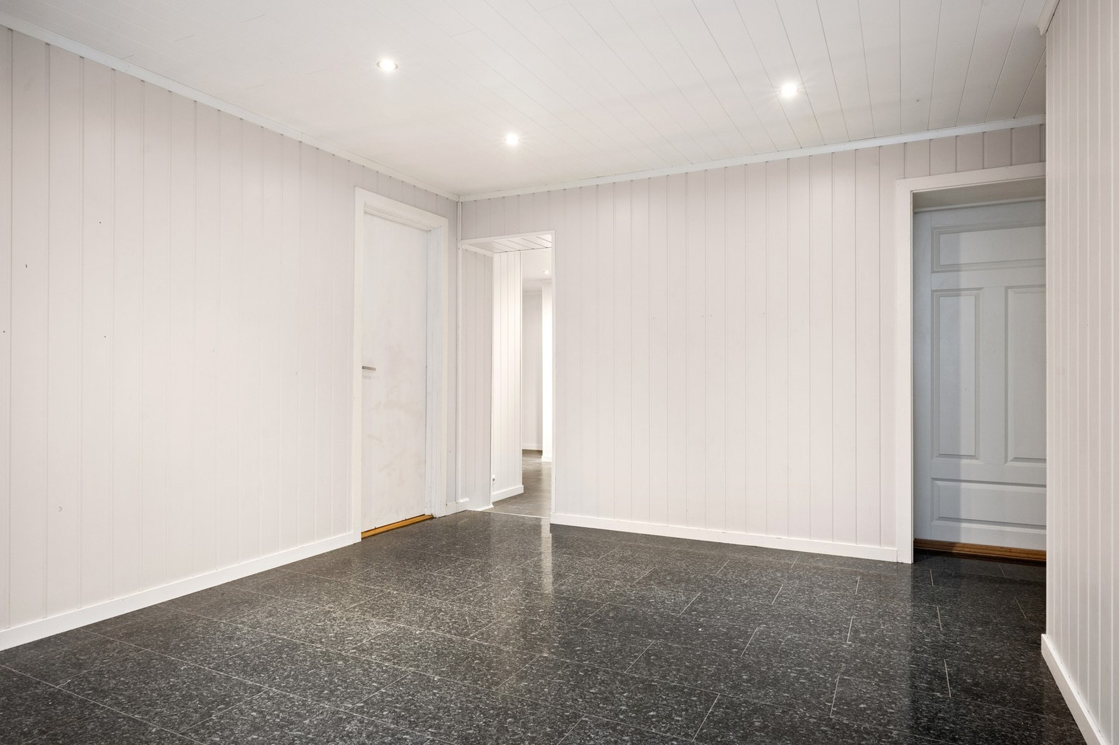 Kjelleren har adkomst via egen inngang. Trapp mellom u.etg og 1.etg er fjernet, og underetasjen er ikke byggemeldt eller godkjent som selvstendig boenhet. Galleribilde