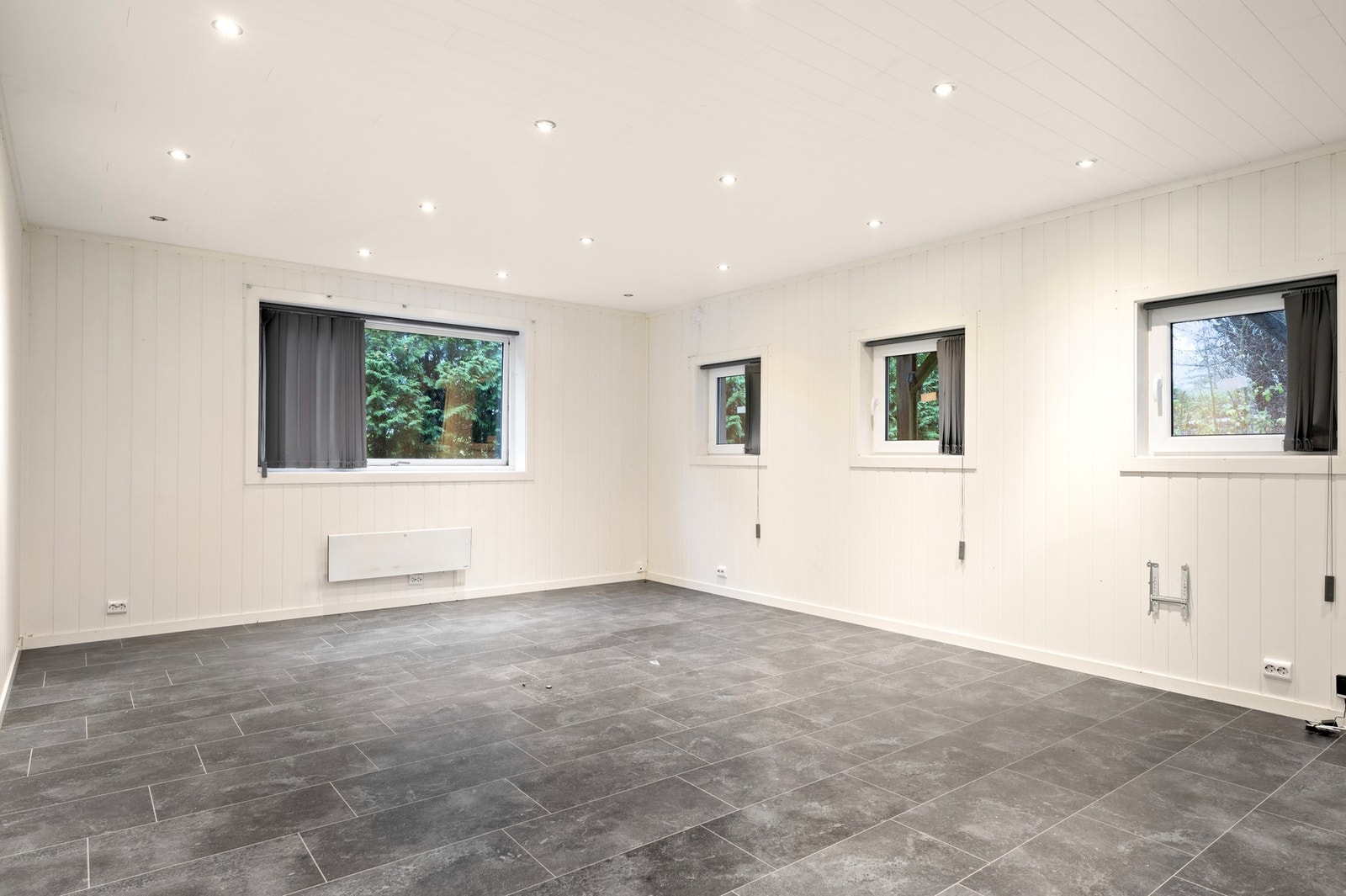 Kjellerstuen er lys og romslig. Galleribilde