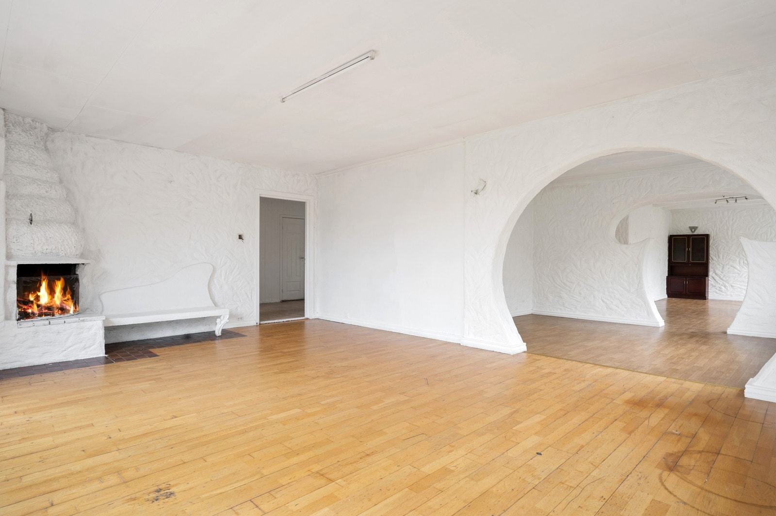 Stuen har et hyggelig ildsted. Galleribilde