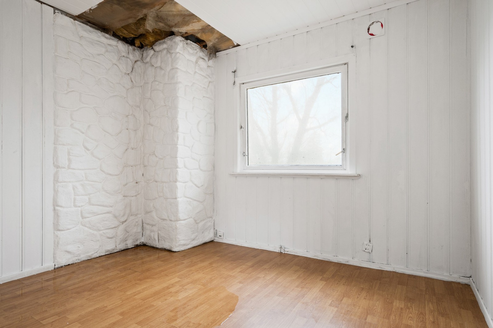 Soverom 1 er av god størrelse. Behov for renovering. Galleribilde