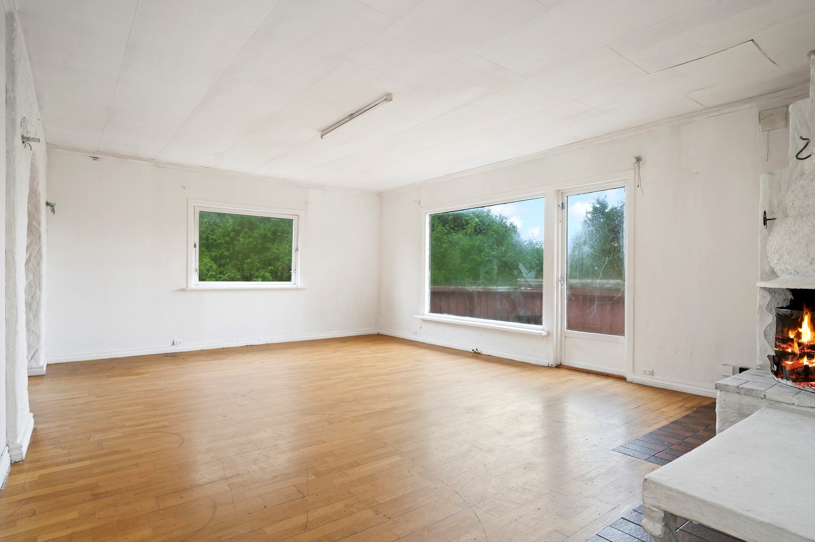 Romslig og luftig stue med store vindusflater. Galleribilde