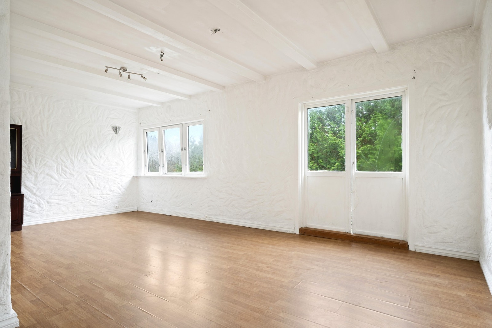 Boligen har to store stuer i 1. etasje. Galleribilde