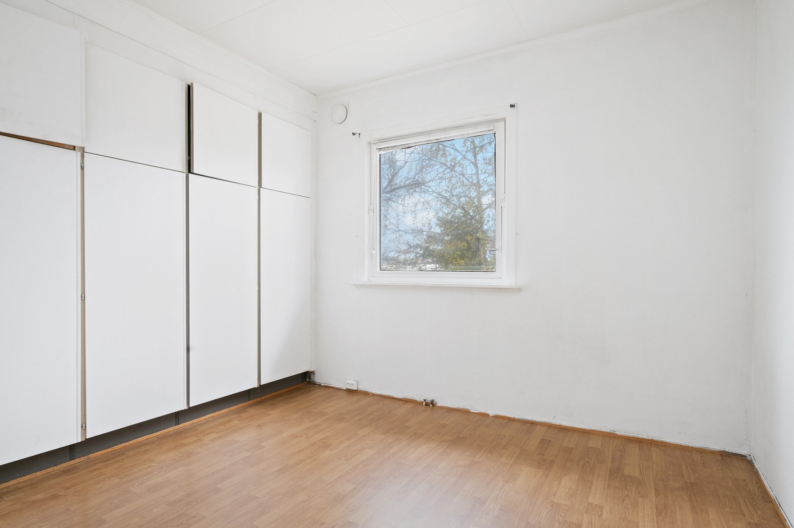 Soverom 3 har godt med oppbevaringsplass i innebygget garderobe. Galleribilde