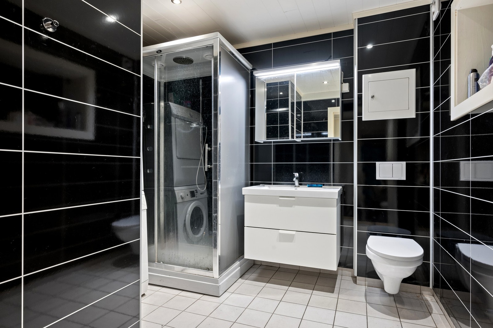 Badet i underetasjen ble pusset opp i 2018 av ufaglærte. Galleribilde