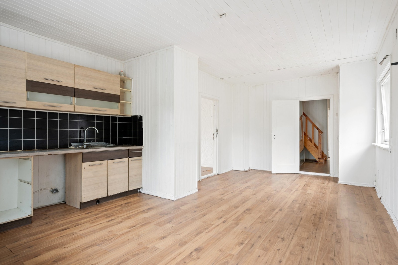 Det er god plass til spisebord på kjøkkenet. Galleribilde