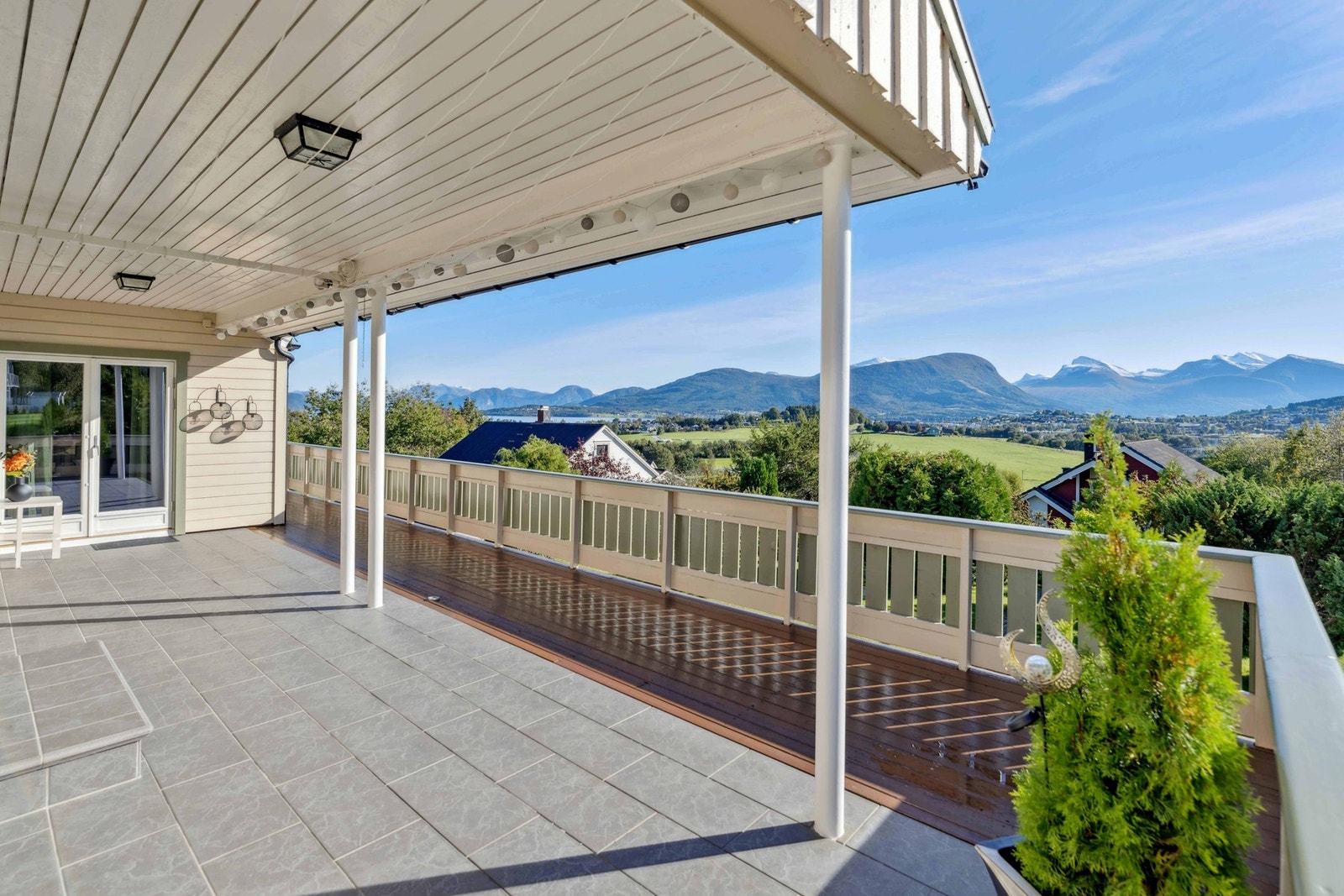 Stor, overbygd terrasse Galleribilde