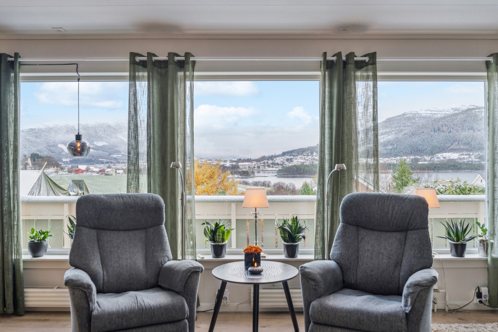 Flott utsikt mot Flatevågen fra stue Galleribilde