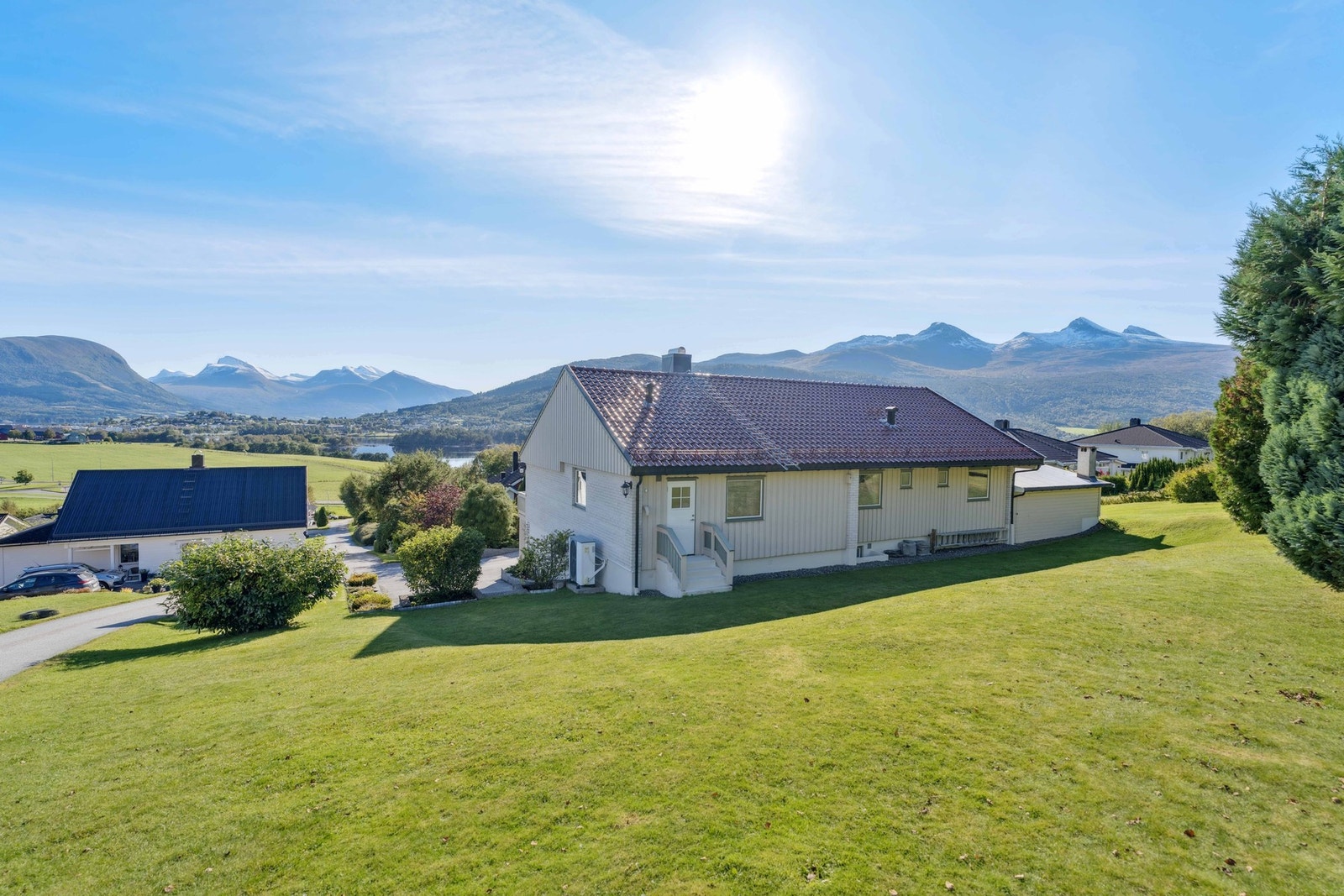 Pent opparbeidet tomt på 2200 m2. Her har man mye plen og blant annet et stor terrasse Galleribilde